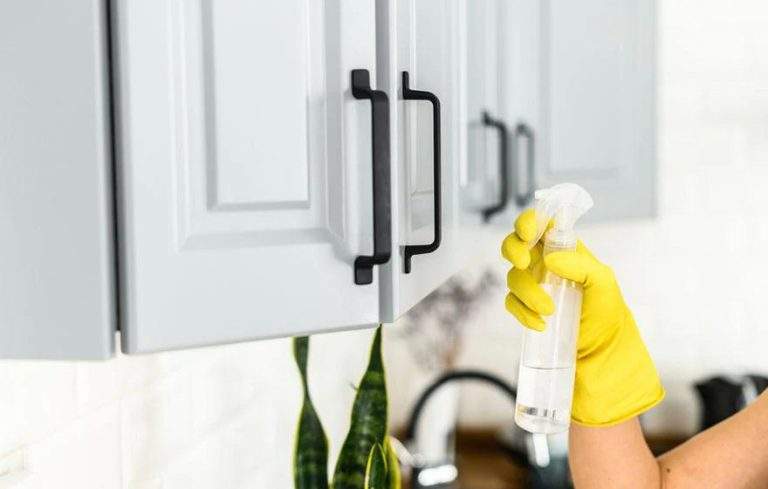 پاک کردن چربی کابینت با 7 روش ساده و مؤثر در خانه