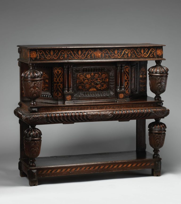 کابینت چوبی قدیمی