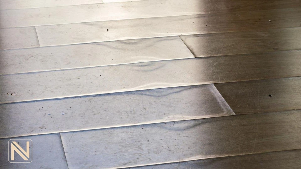 درز انبساطی رعایت نشده موجب بادکردن پارکت شده است