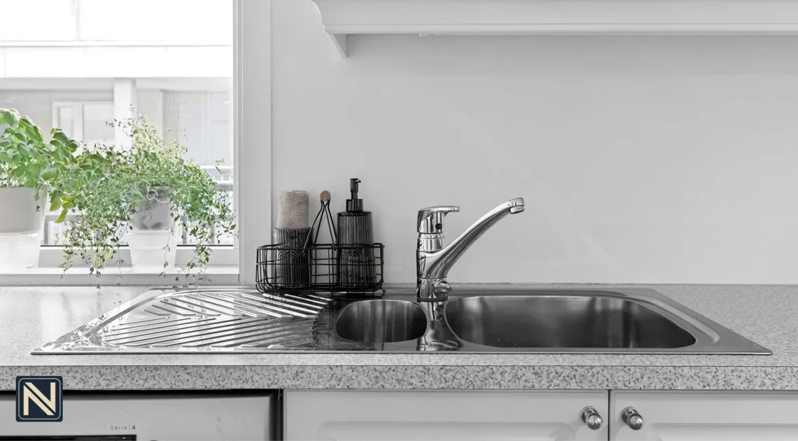 کابینت زیر سینک سفید با سینک روی کار