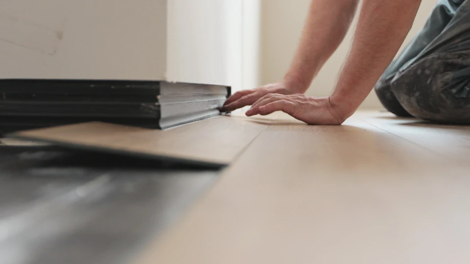 نصاب پارکت در حال نصب پارکت لمیت روی بتن کف است