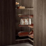 اکسسوری کنجی کیف و کفش گردان سه طبقه چرم شتری پروفیل موکا رونیا سری رالفی - تصویر 2